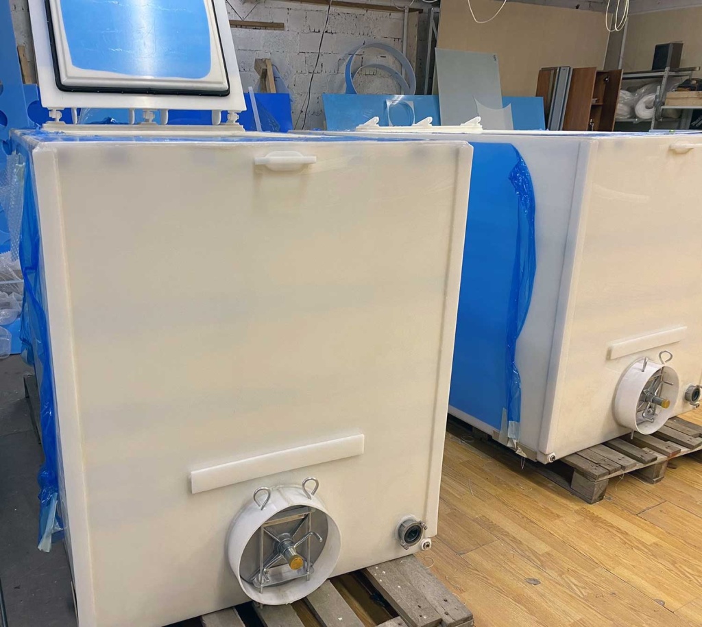 Новые баки объемом 2,4 м3 для перевозки живой рыбы Новые баки объемом 2,4 м3 для перевозки живой рыбы